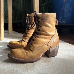 Sexy high-heeled boots by Bedstu.
